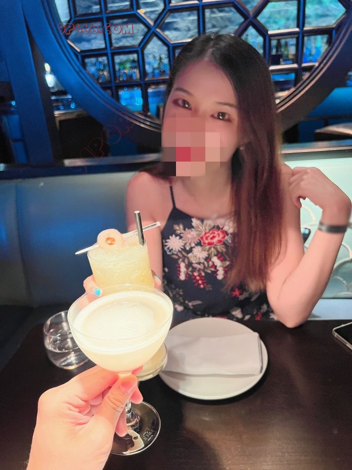 【鲸鱼妹妹】过年同学聚会 曾苦追我的小屌丝如愿了