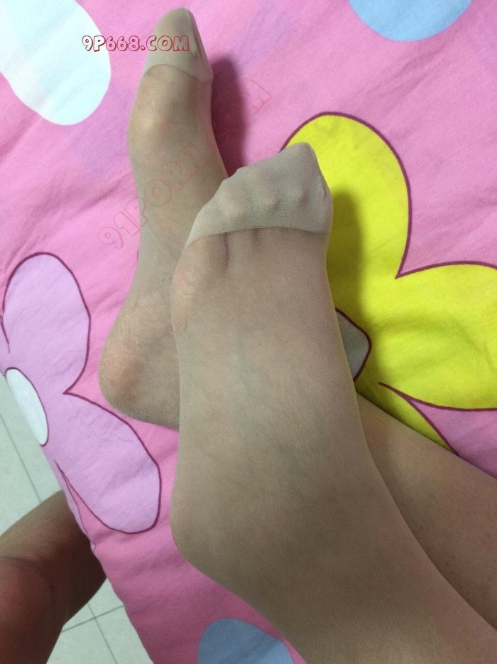 绿帽求意淫丝袜老婆，足交射屏淫妻分享