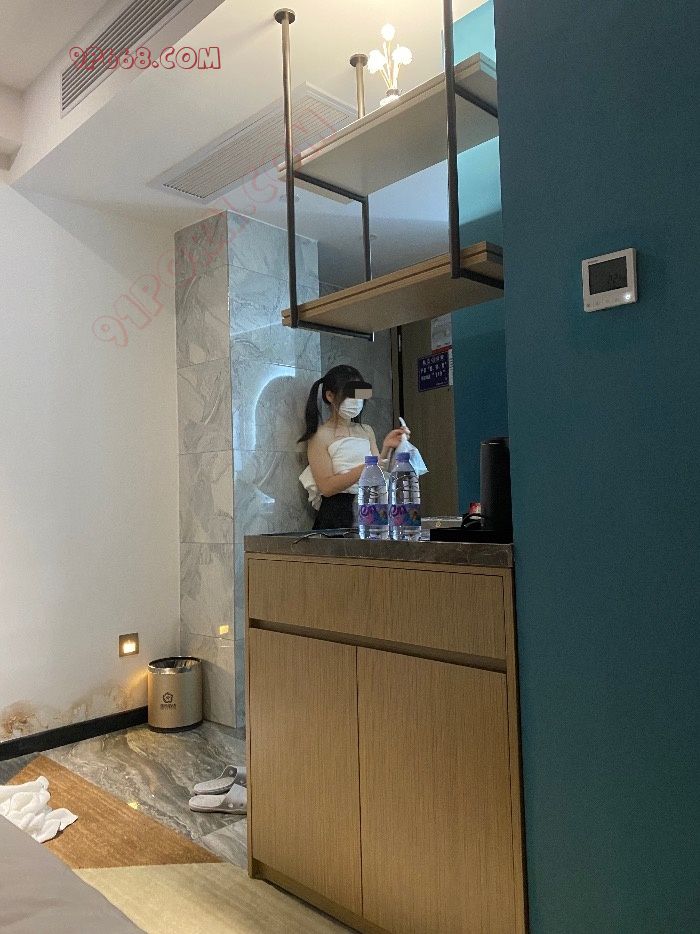 广州大二小萝莉全裸拿外卖