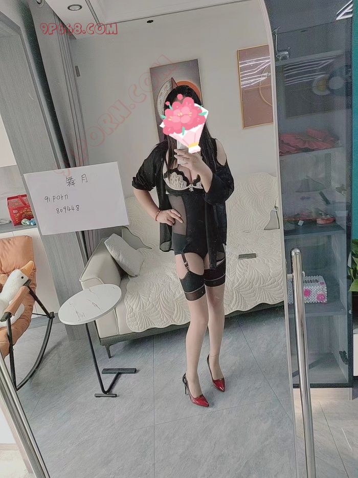 苏杭反差单女客厅自拍漏出，招单男