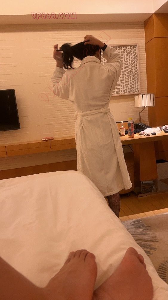 兄妹乱伦之妹妹穿哥哥挑的性感网袜