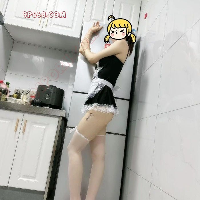 反差娇妻厨房上演女佣秀