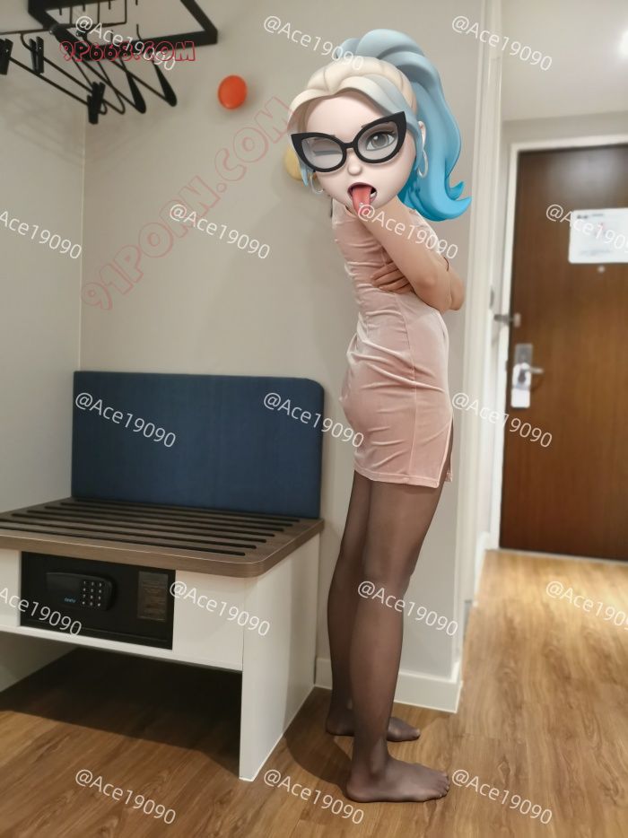黑丝旗袍人妻展示粉嫩小穴