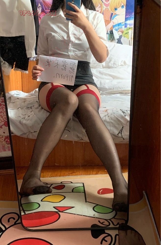 上海萝莉少女 丝袜拍照期待认识喜欢的主人