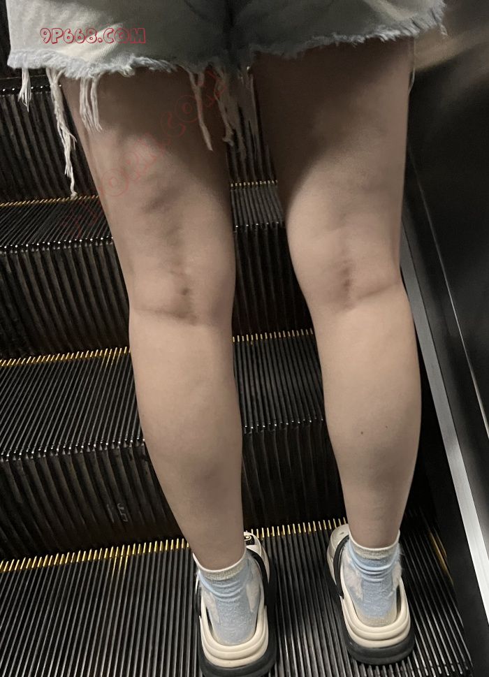 突然喜欢偷拍女生大白腿！上几张拍的