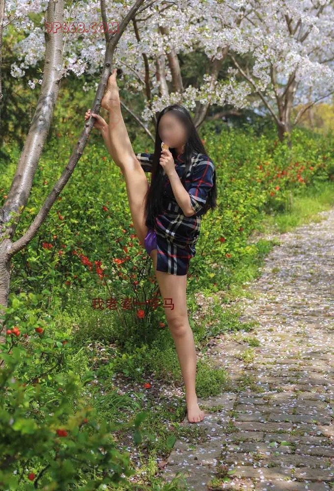 (我老婆一字马)公园露出