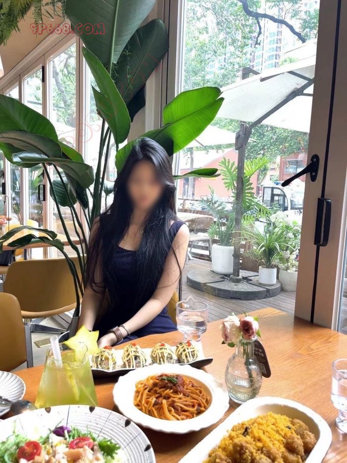 黑丝长靴小母狗，找3P单男单女夫妻换妻