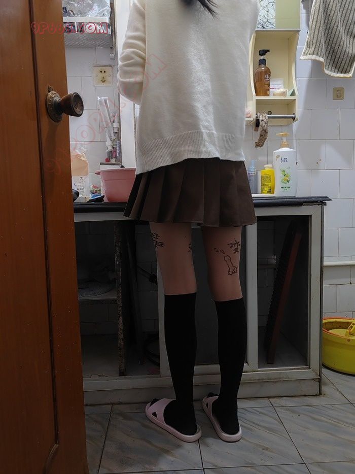 娇妻这样穿不怕别人把她强奸了？