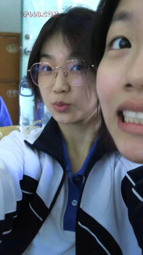 人前乖乖女，人后反差