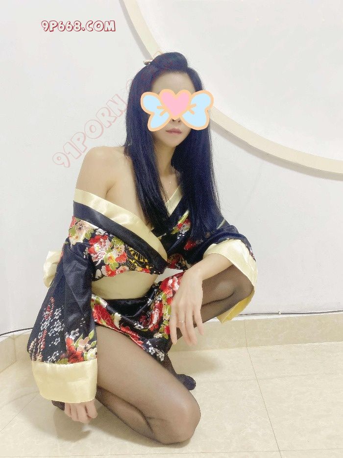 模特小娇妻黑丝和服诱人美腿大赏 佛系找优质单男