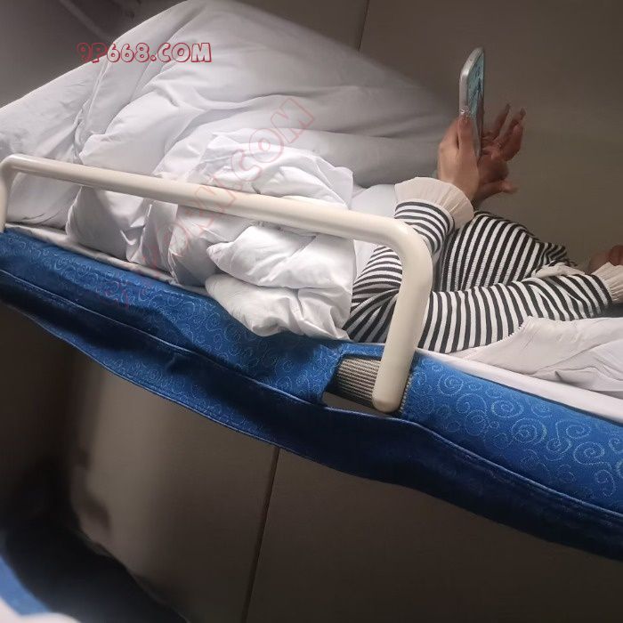 同城火车上认识的少妇