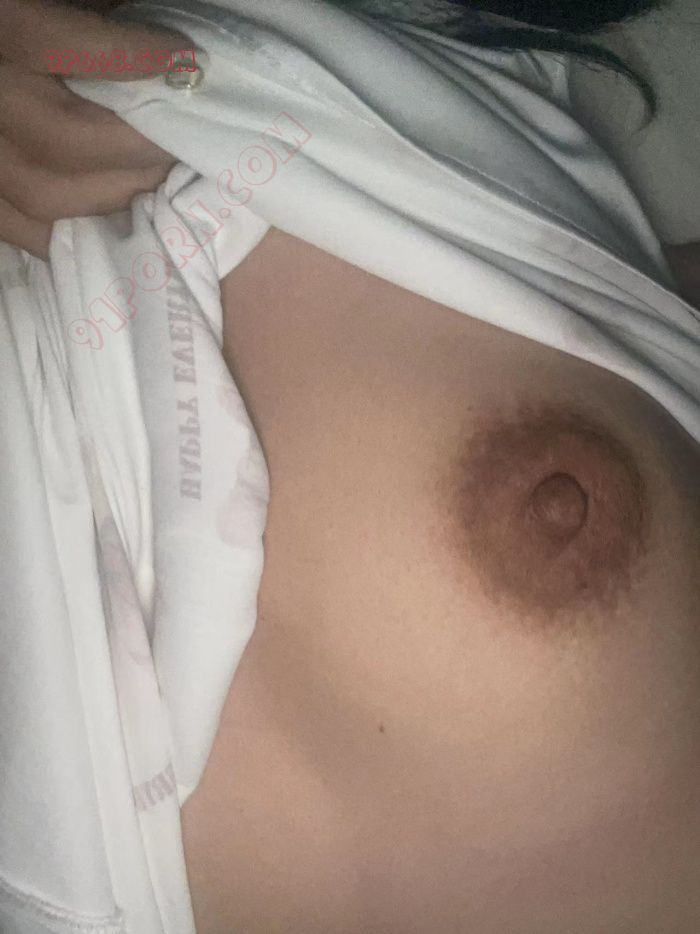 老婆的奶子还有小骚逼好不好看，想不想艹
