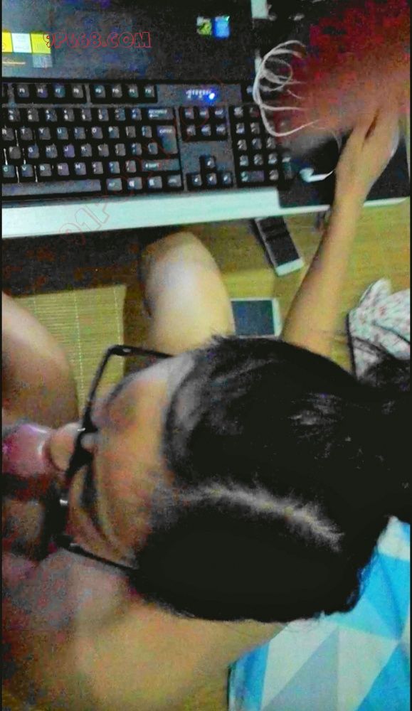 一边玩游戏一边帮老板口交无套射嘴里