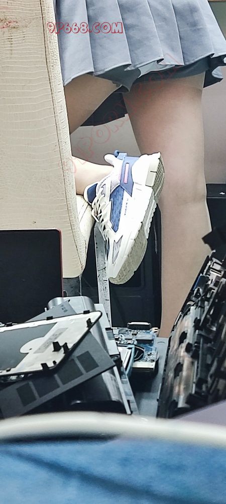 偷拍朋友老婆的短裙肉丝腿