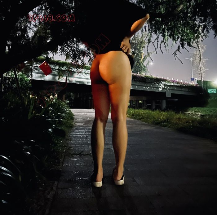 真空看电影，散场拍个照，臀和穴给鉴赏，媳妇会看