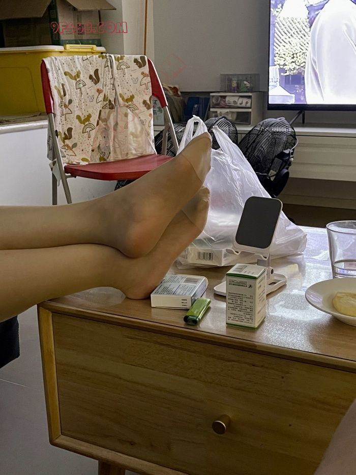 老婆上了一天班的丝袜脚 晚上没忍住来一发